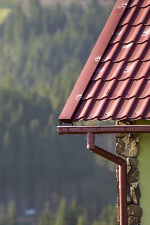 Gouttière neuve sur une toiture avec des tuiles